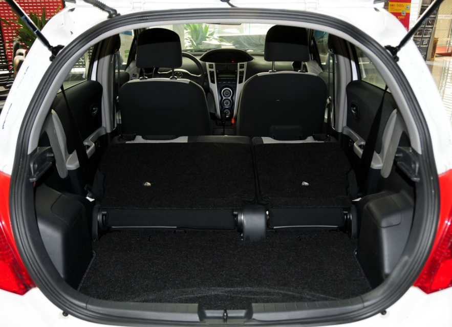 内饰上做的很不错了,很喜欢这种设计,按键布局规整,用着也顺手,车内大