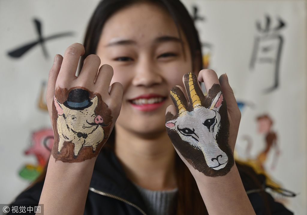 山东聊城大学生手上彩绘十二生肖属相迎新年