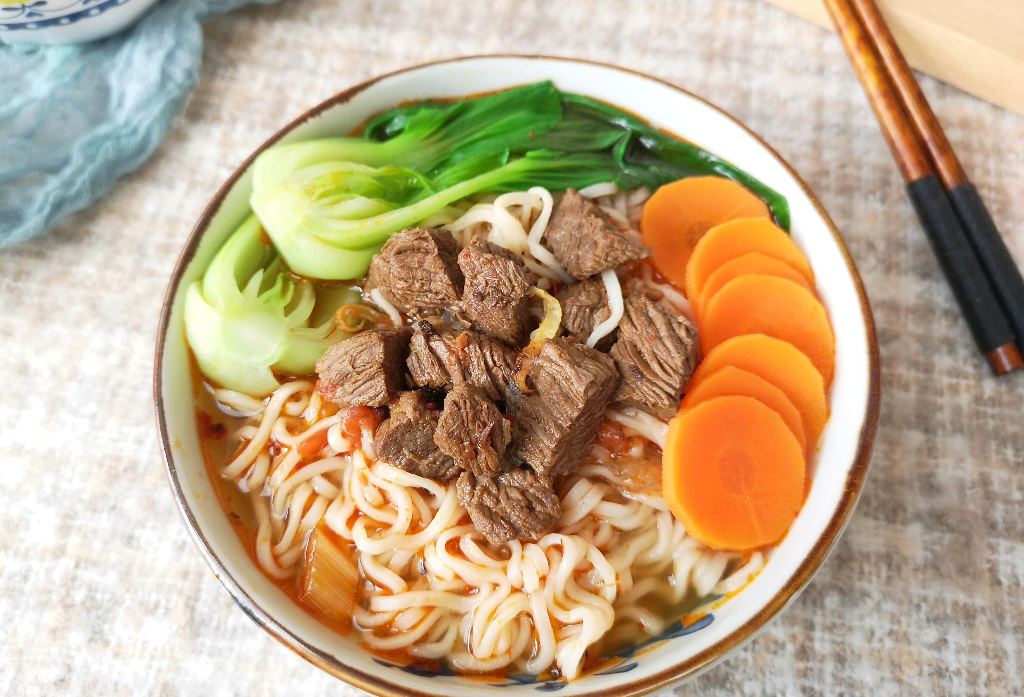 美好的一天从一碗热腾腾的红烧牛肉面开始,千万别错过!