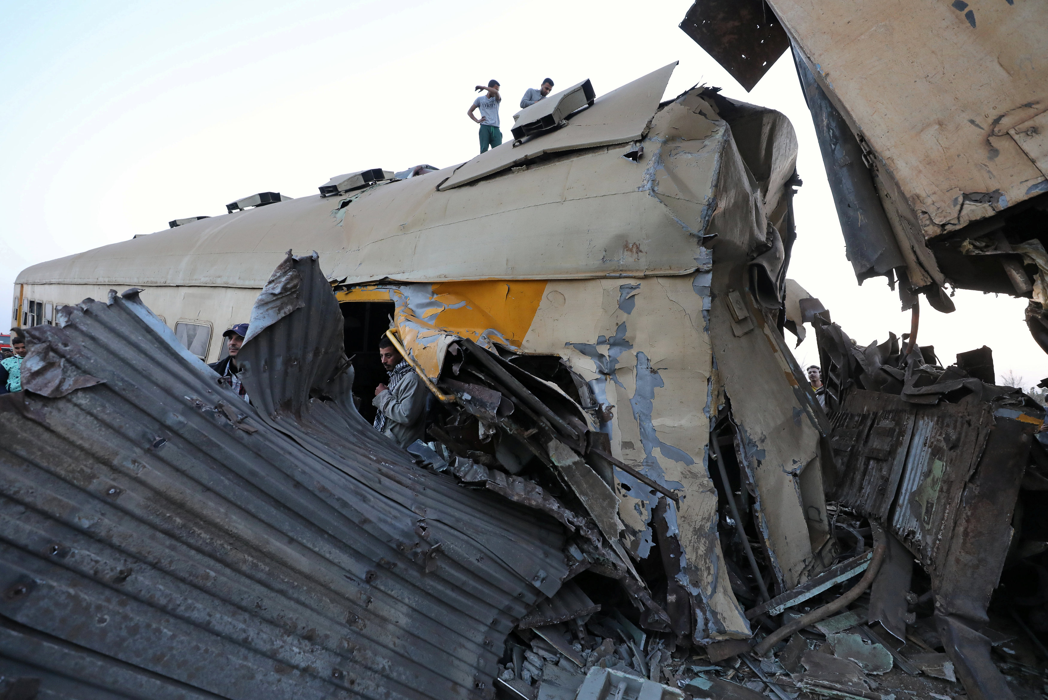 埃及北部火车相撞造成至少16人死亡(5)