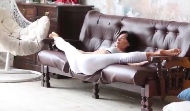 5组沙发上就能做的瑜伽体式,塑造让人脸红的模样