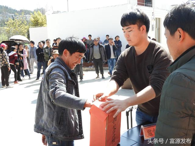 富源县竹园镇举行沙田佳园易地扶贫搬迁安置点分房仪式