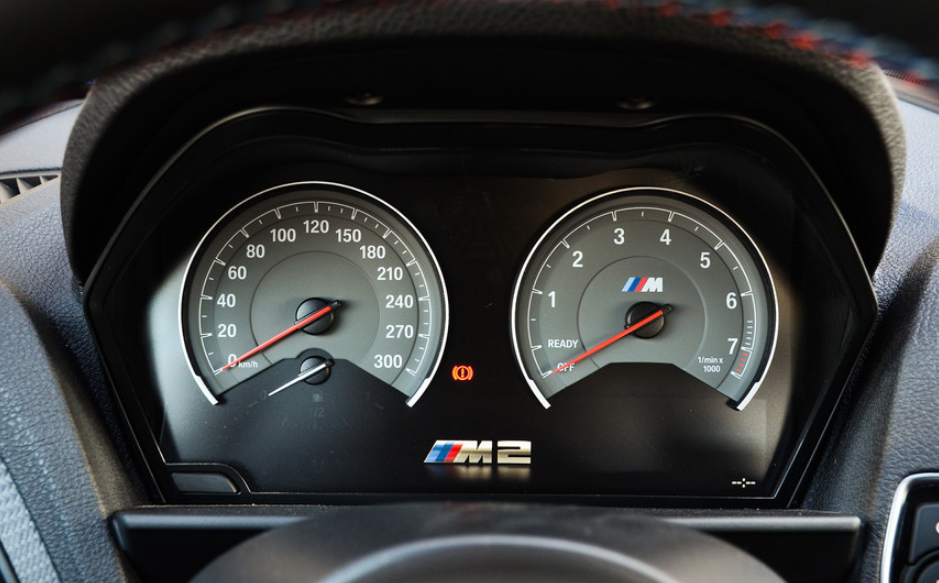 宝马m2仪表盘给人一种低矮沉稳的运动范,更加符合现代00后的审美需求