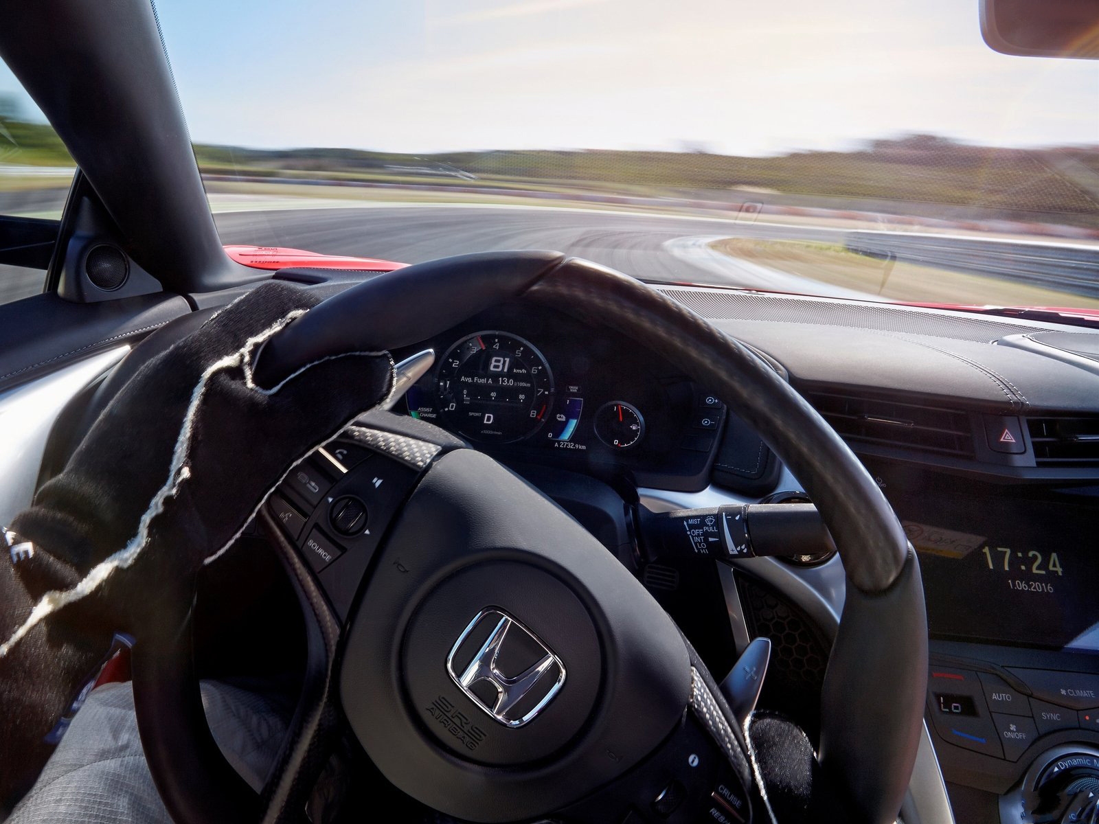 本田nsx这款车并不逊色于超跑,不但外观炫酷,内饰也很不错