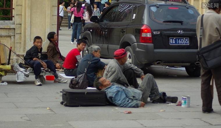 "职业乞丐"街头行乞,是让人可怜还是可恨?