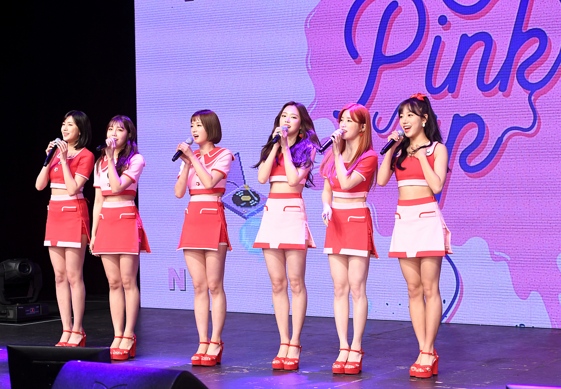 你相信这些在镜头面前搔首弄姿,跳着性感热舞的女团成员们,年纪最大的