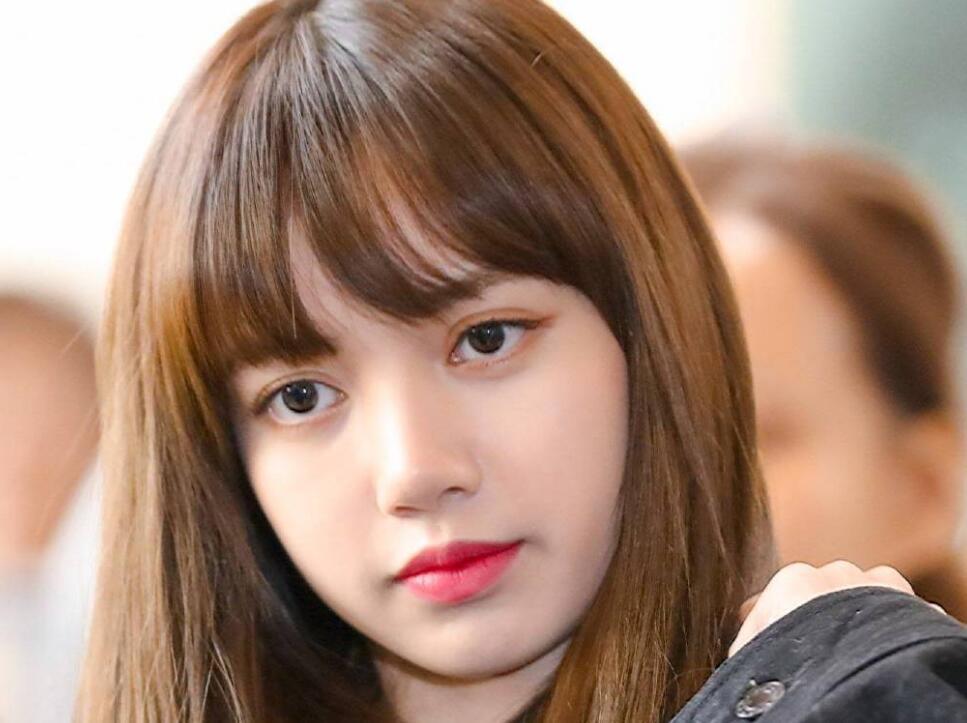 粉墨伦敦演唱会,lisa春丽头搭中国风服饰,粉丝注意到lisa的腰伤