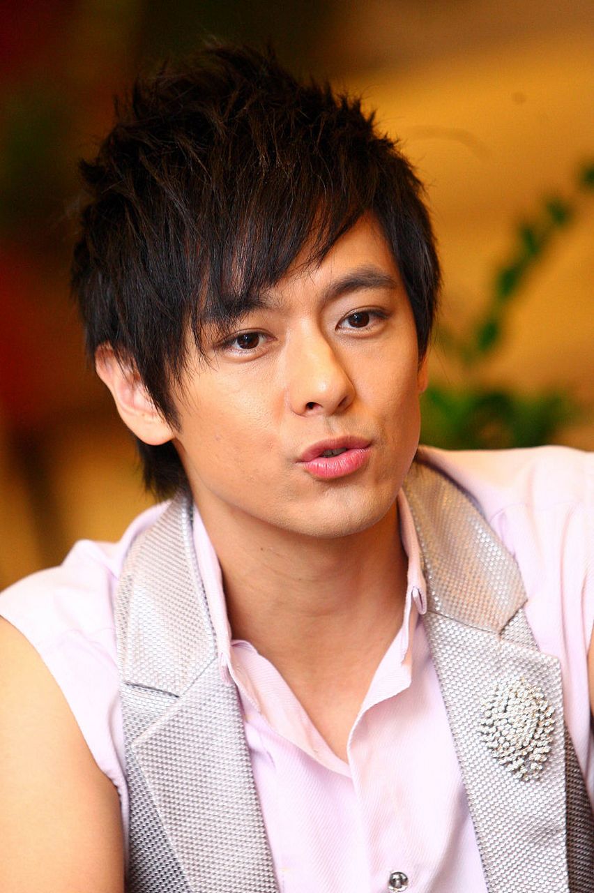 不老男神林志颖在《披荆斩棘》中焕发青春活力,他的出现仿佛带回了