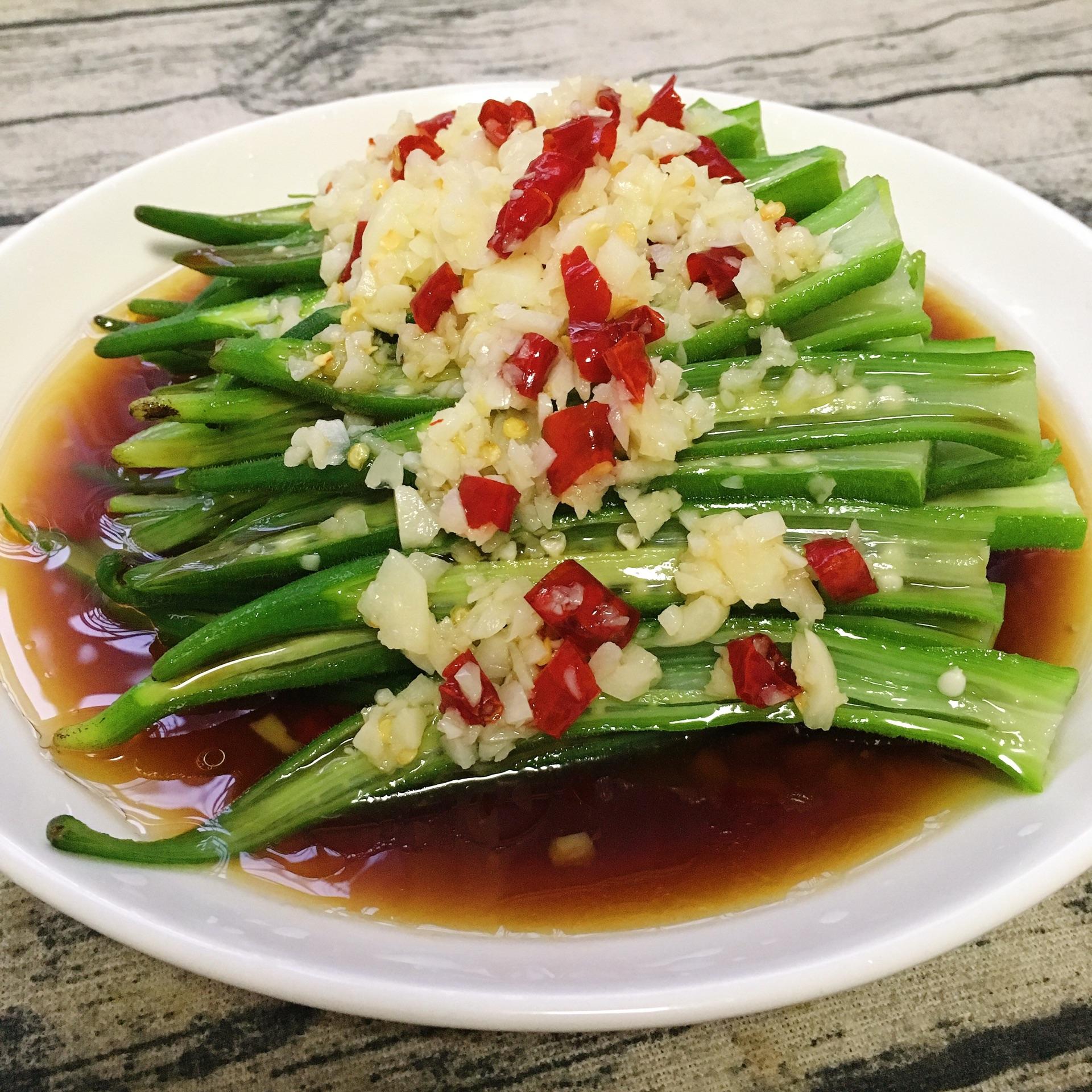 做凉拌秋葵,先浸泡盐水还是焯水,很多人不懂,难怪秋葵又黏又涩