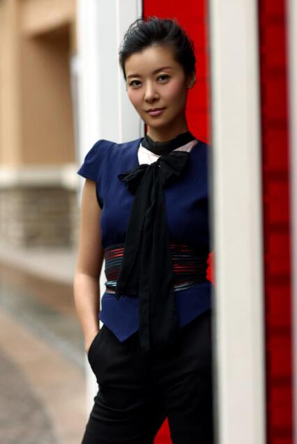 柯蓝的奶奶是钟期光将军的第三位妻子凌奔,柯蓝的妈妈是舞蹈演员.