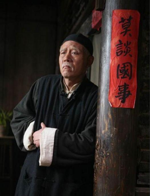 是不是向裕泰茶馆学习,挂上一块"莫谈国事"的匾额呢?
