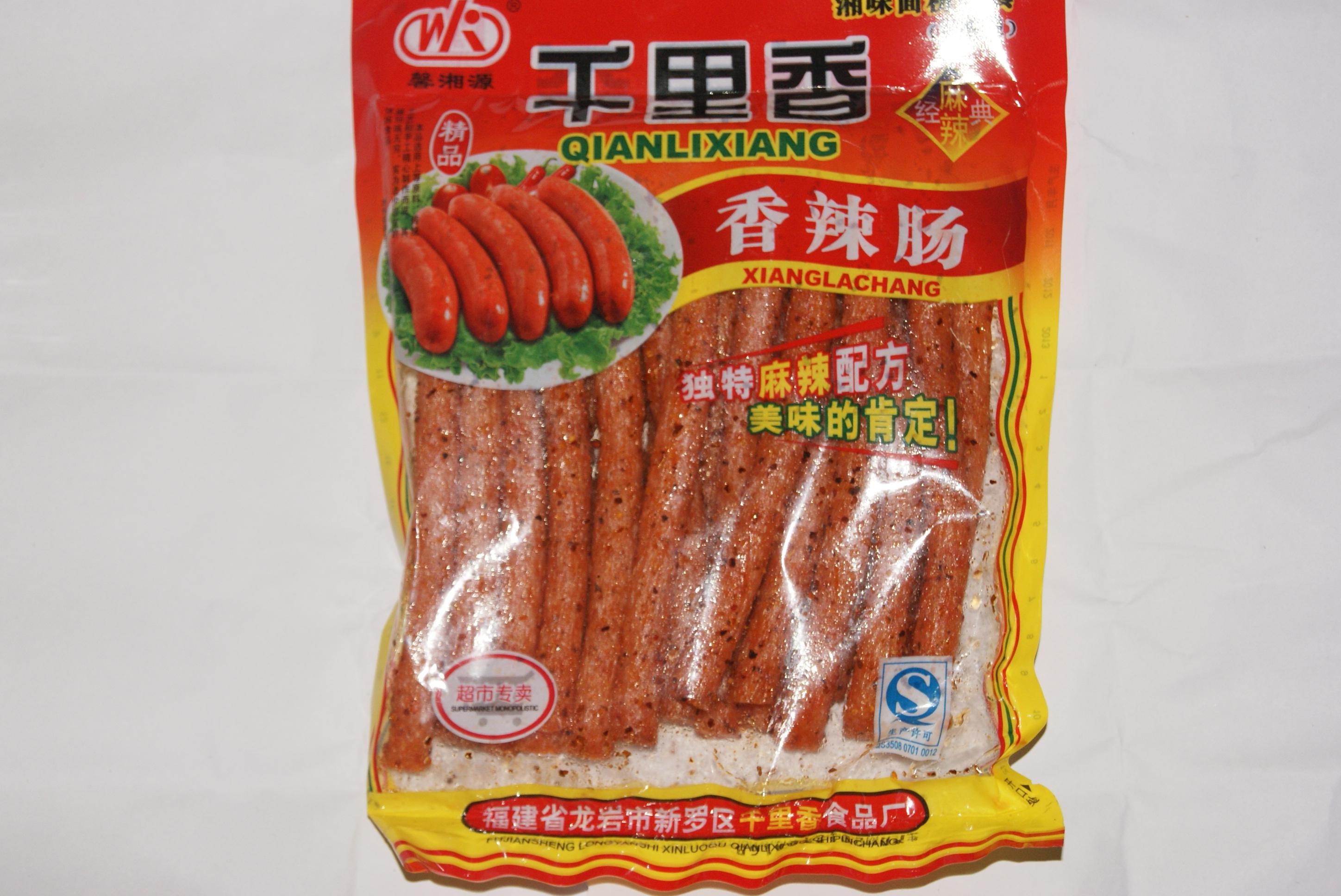 我们几个小伙伴坐在一起比谁吹的泡泡大.