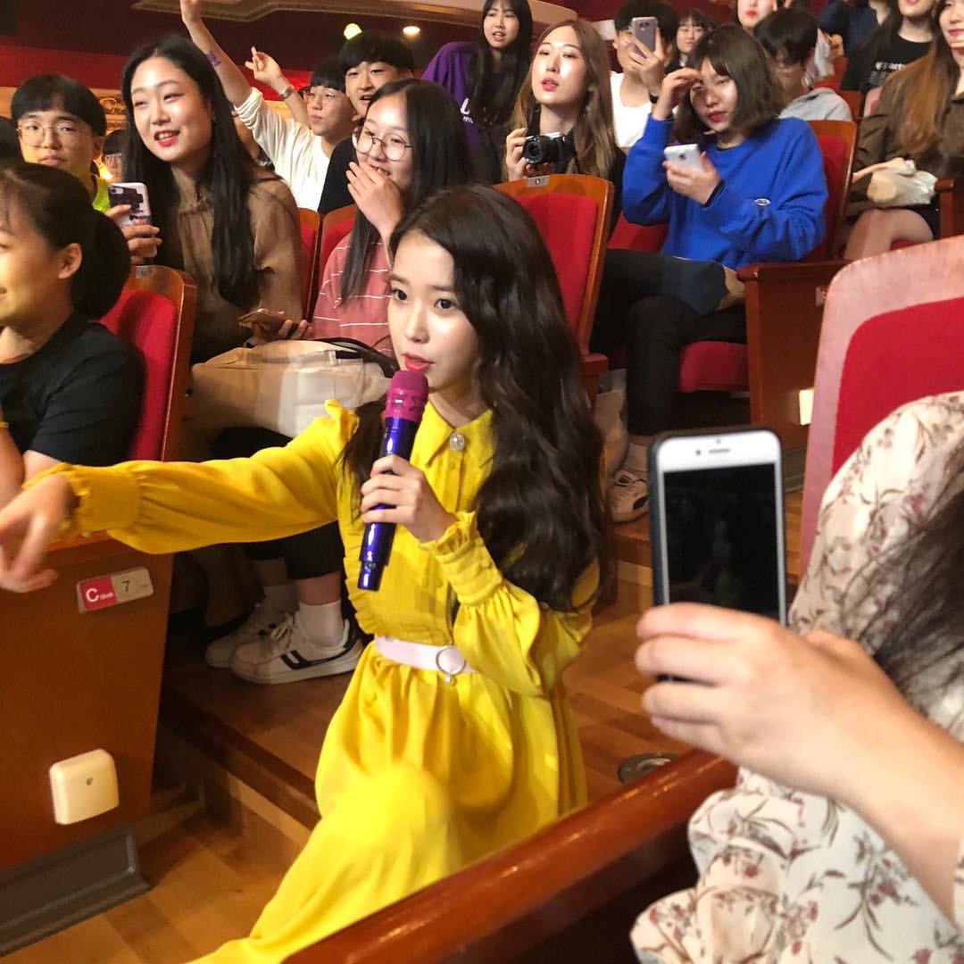 iu贴心和粉丝互动,走到粉丝中太可爱