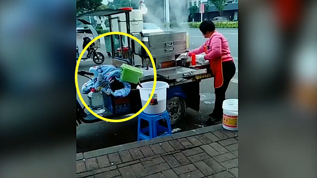 妈妈在卖早餐,宝宝太困,躺在三轮车上睡着了,网友:心酸