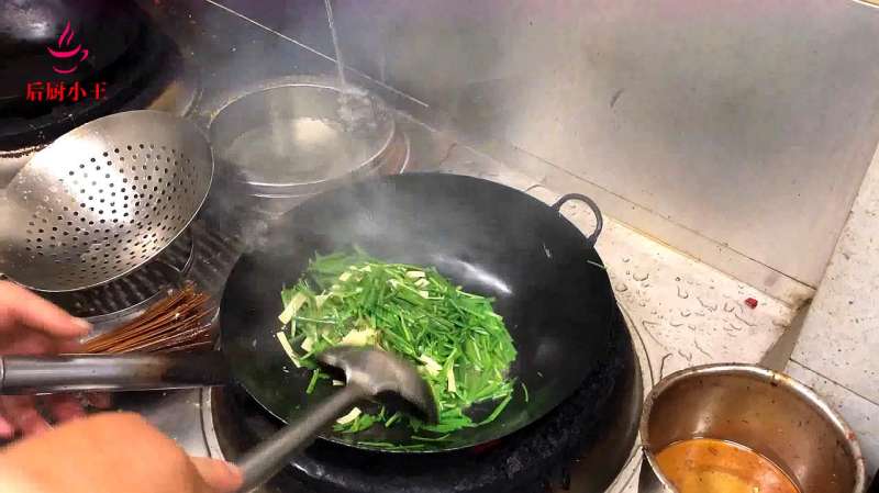 酒店大厨示范正确的颠锅姿势，炒盘青菜都那么帅，大家猜月薪多少,美食,美味食谱,好看视频