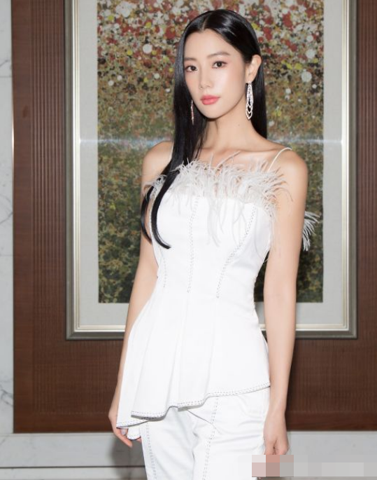 《情圣》女主克拉拉:早期出席活动的她,让我见识了什么是完美!