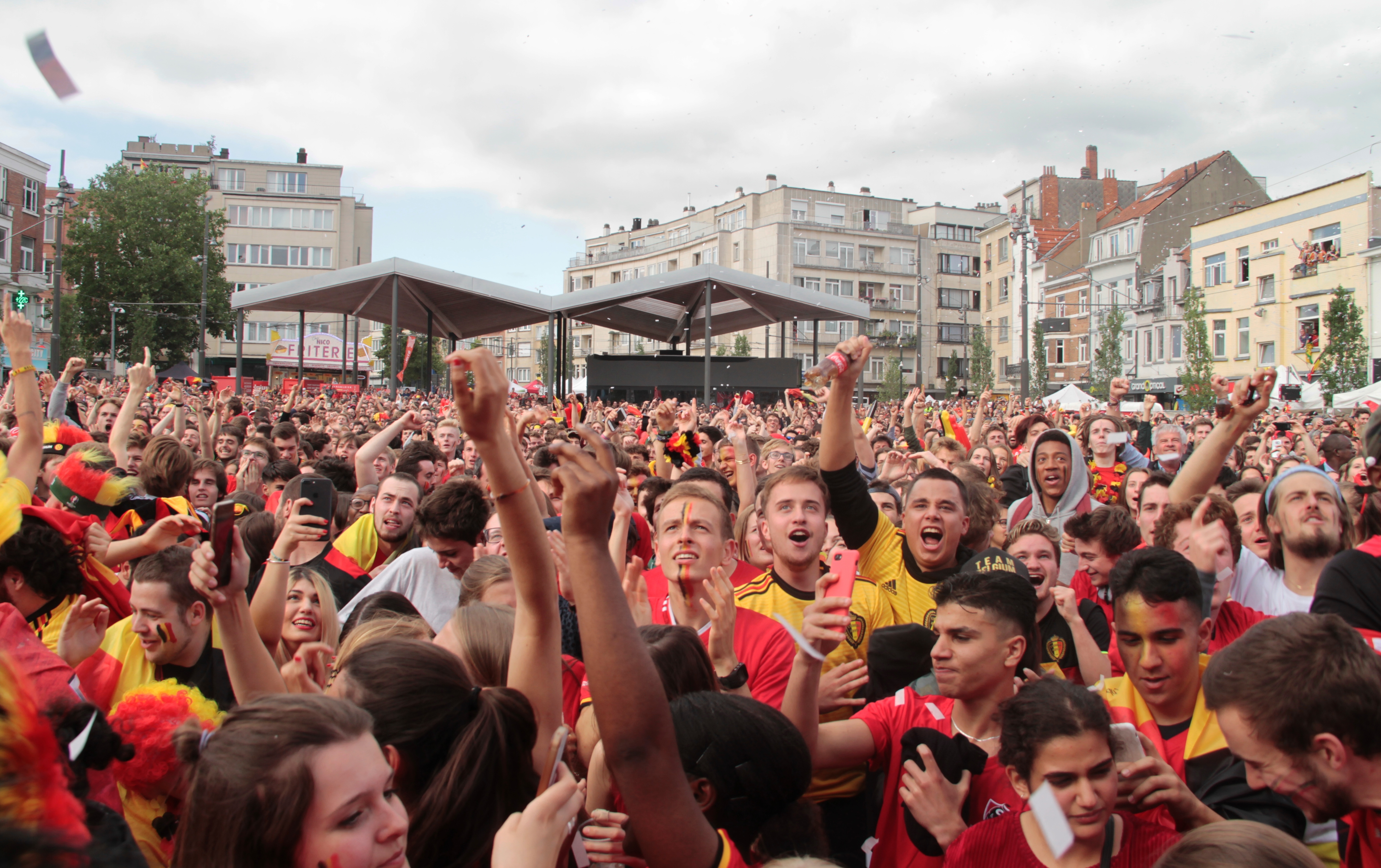 比利时球迷庆祝球队获胜(1)