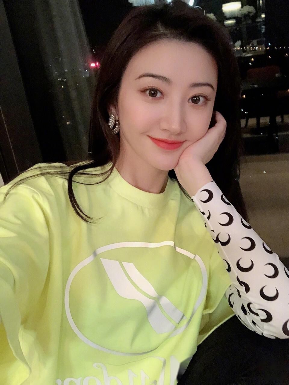 景甜室内玩自拍,同一个角色摆出四种手势,怪不得说心情明朗