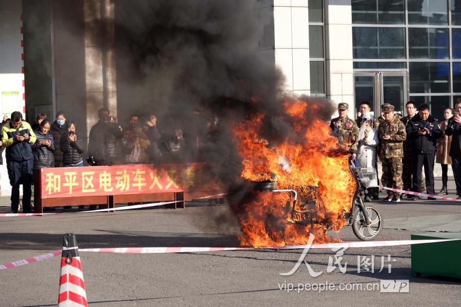 11月29日上午,沈阳消防支队和平大队进行一场电动车火灾燃烧实验现场.