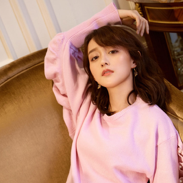 元气美女何泓姗,居家慵懒时尚写真图片,气质优雅