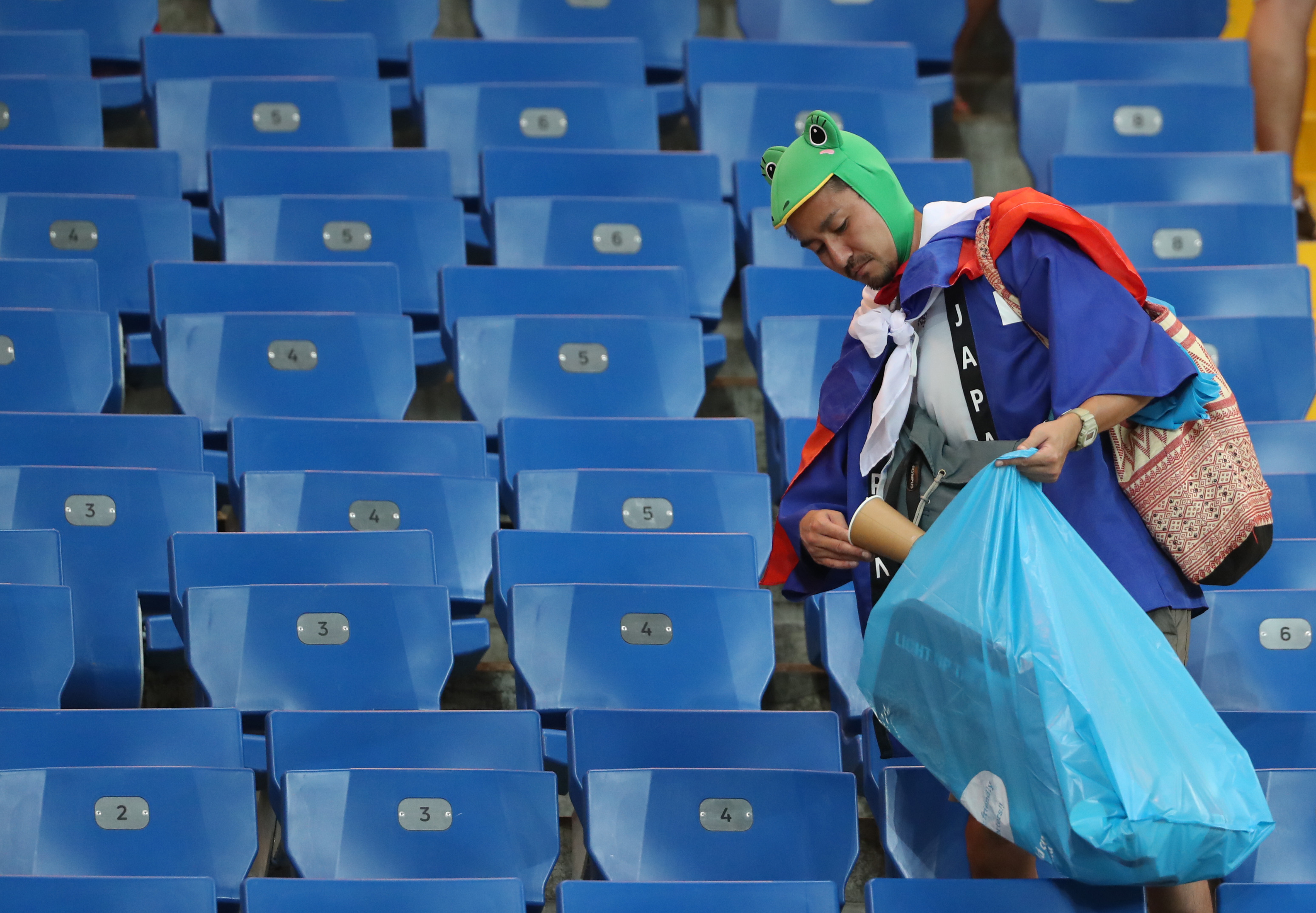 从球员到球迷 世界杯赛场全民捡垃圾的日本人是高素质还是特会装