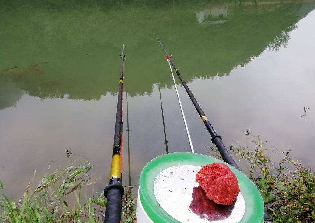冬季野钓鲫鱼哪种方式最好,抽窝还是打窝呢?看看老钓友怎么做的