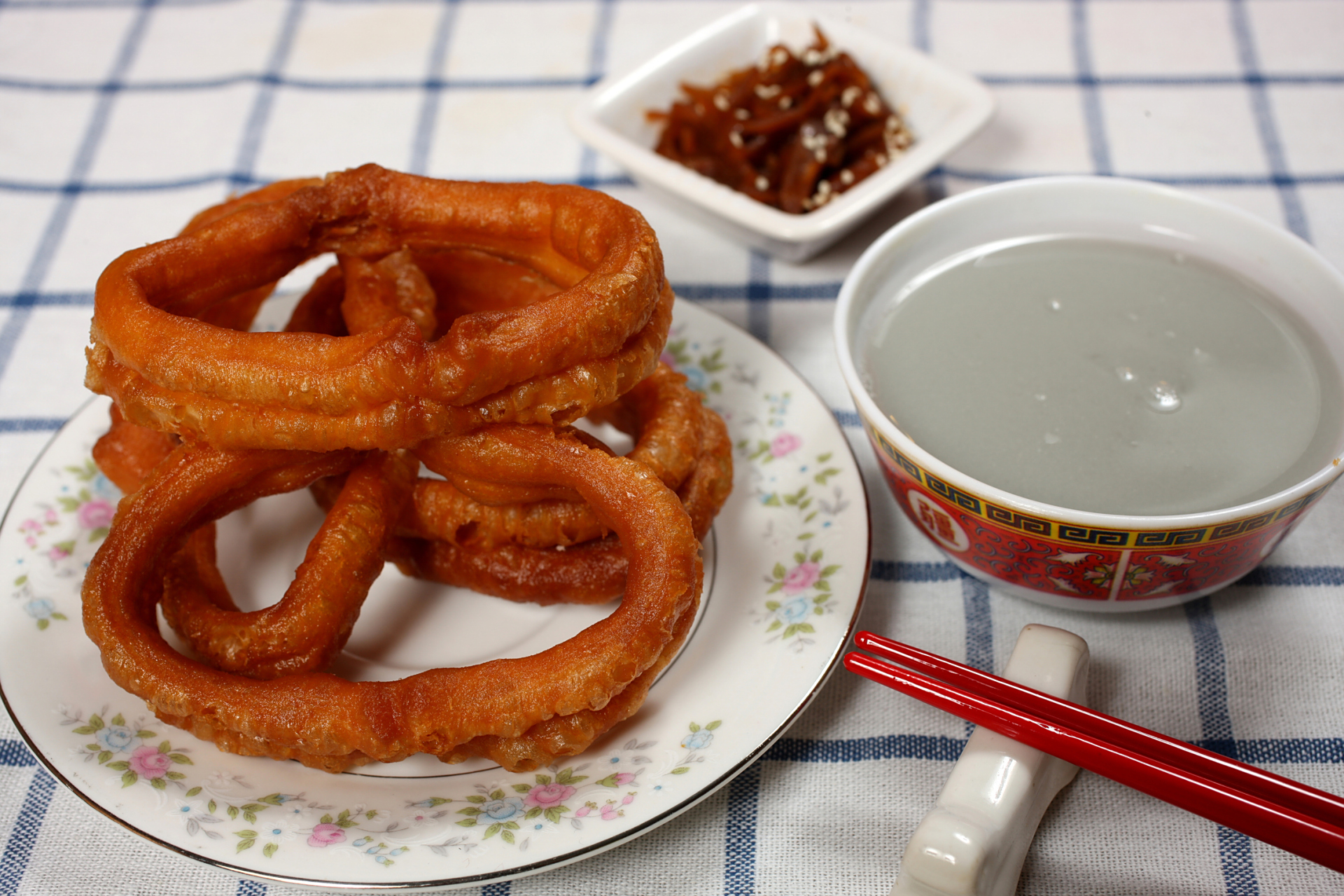 在老北京,男女老少都爱吃焦圈.