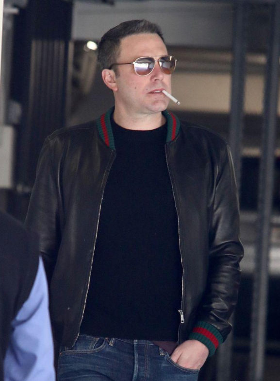 本·阿弗莱克剃须变小生,带前妻赴婚礼叼烟耍帅