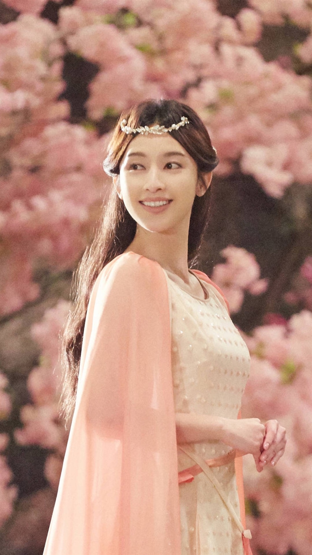 4本空间文,命短如昙花,女主:空有神格遭天诅,手持神器为逆天