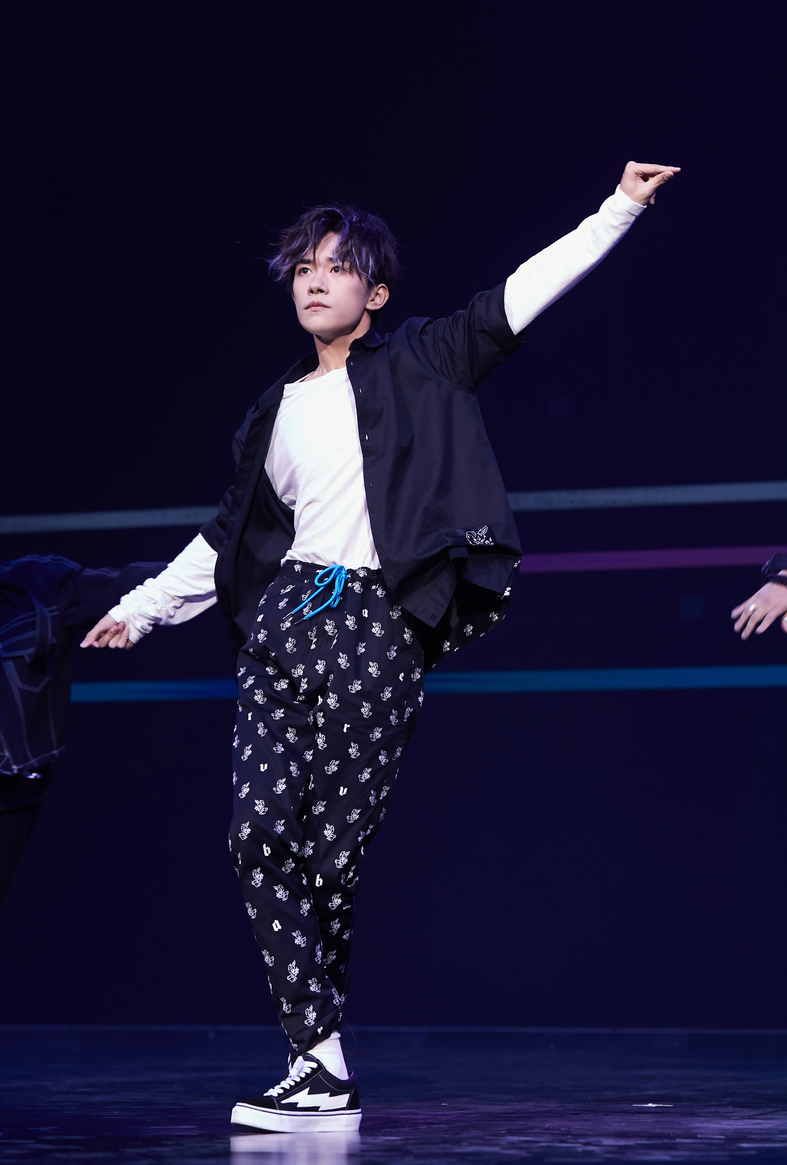 不一样的易烊千玺,又潮又酷动作帅炸天!