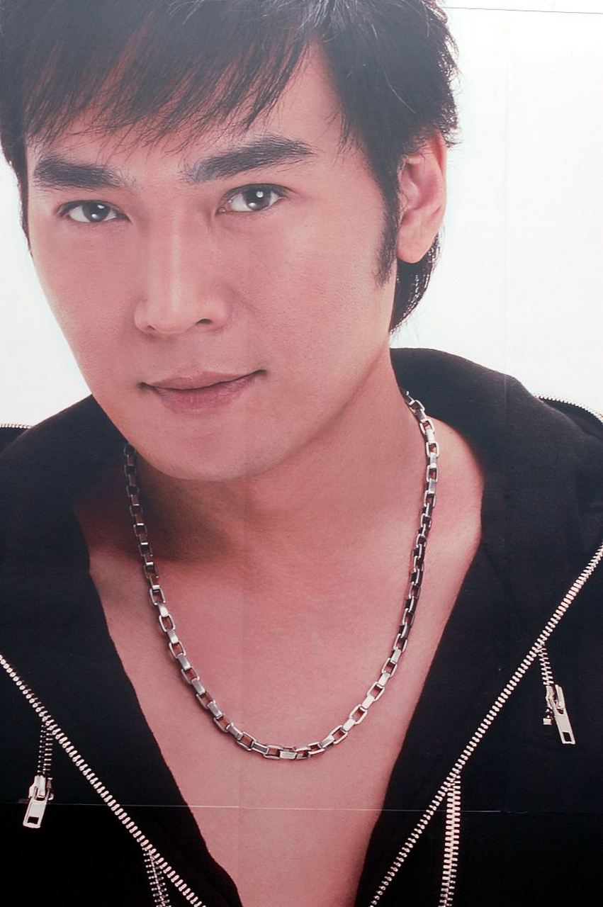 1998年,焦恩俊怕赔偿1000万的违约金,只好硬着头皮跟看似60岁的西门