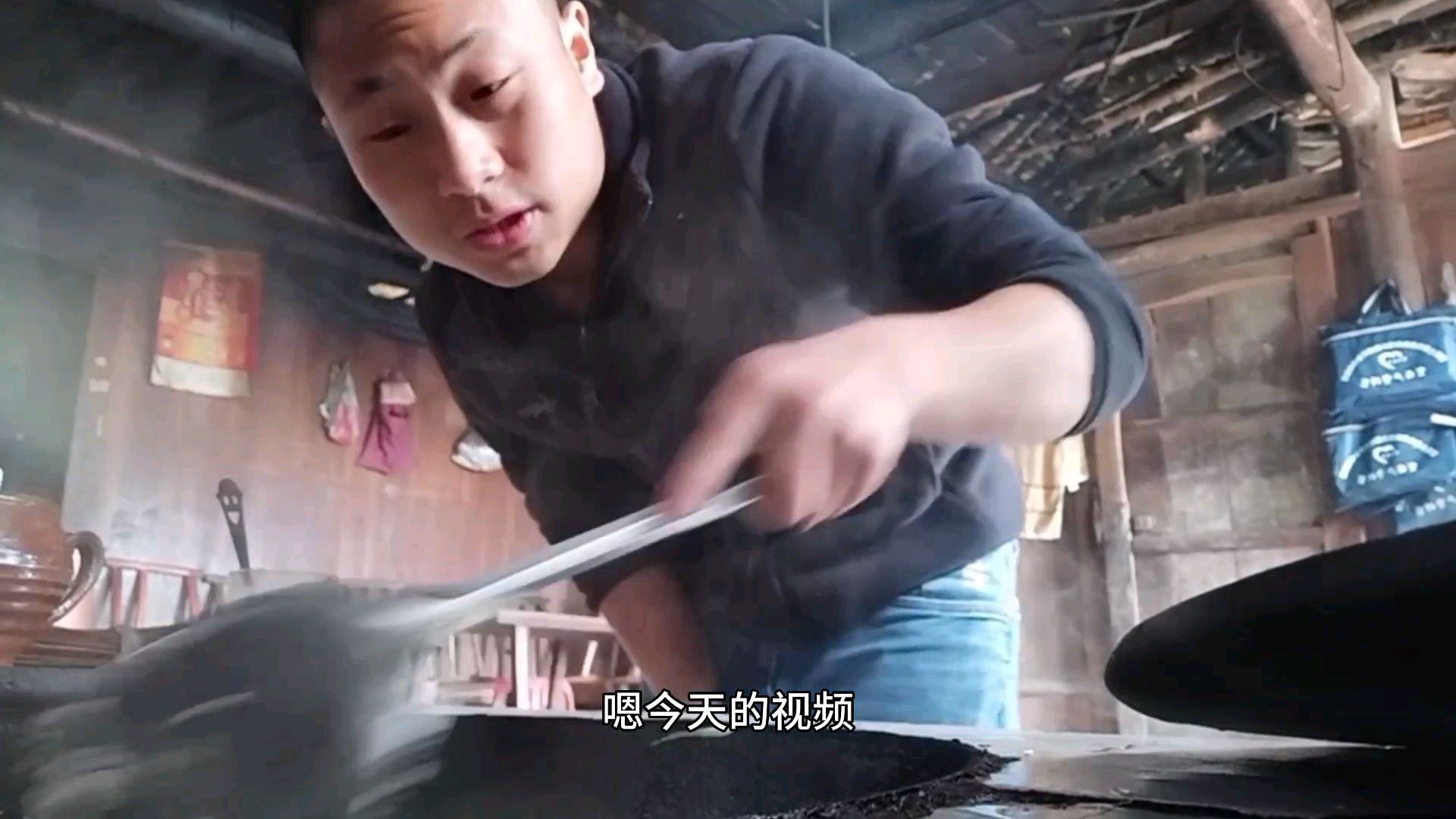 今天小胖自己在家做土豆丝炒饭,感觉可以当大厨了,你们会做吗?