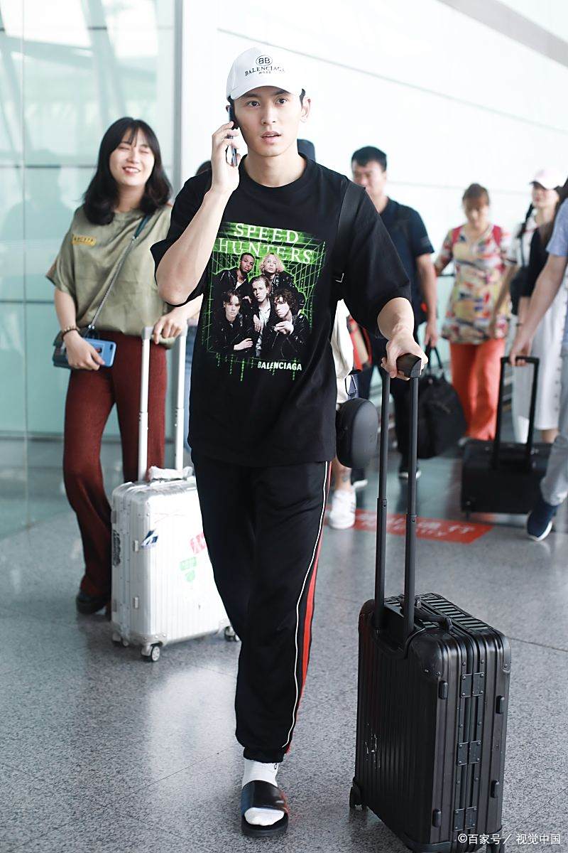 张哲瀚,机场照片,脚穿拖鞋,头戴棒球帽,洒脱帅气