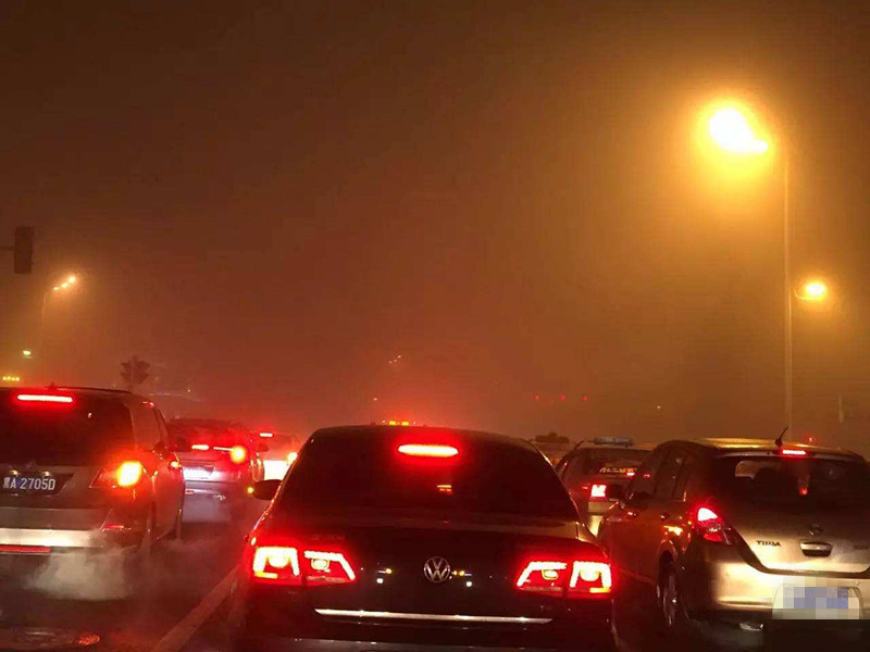 跑高速遇到大雾天气该怎么办?一旦做错,后果非常严重