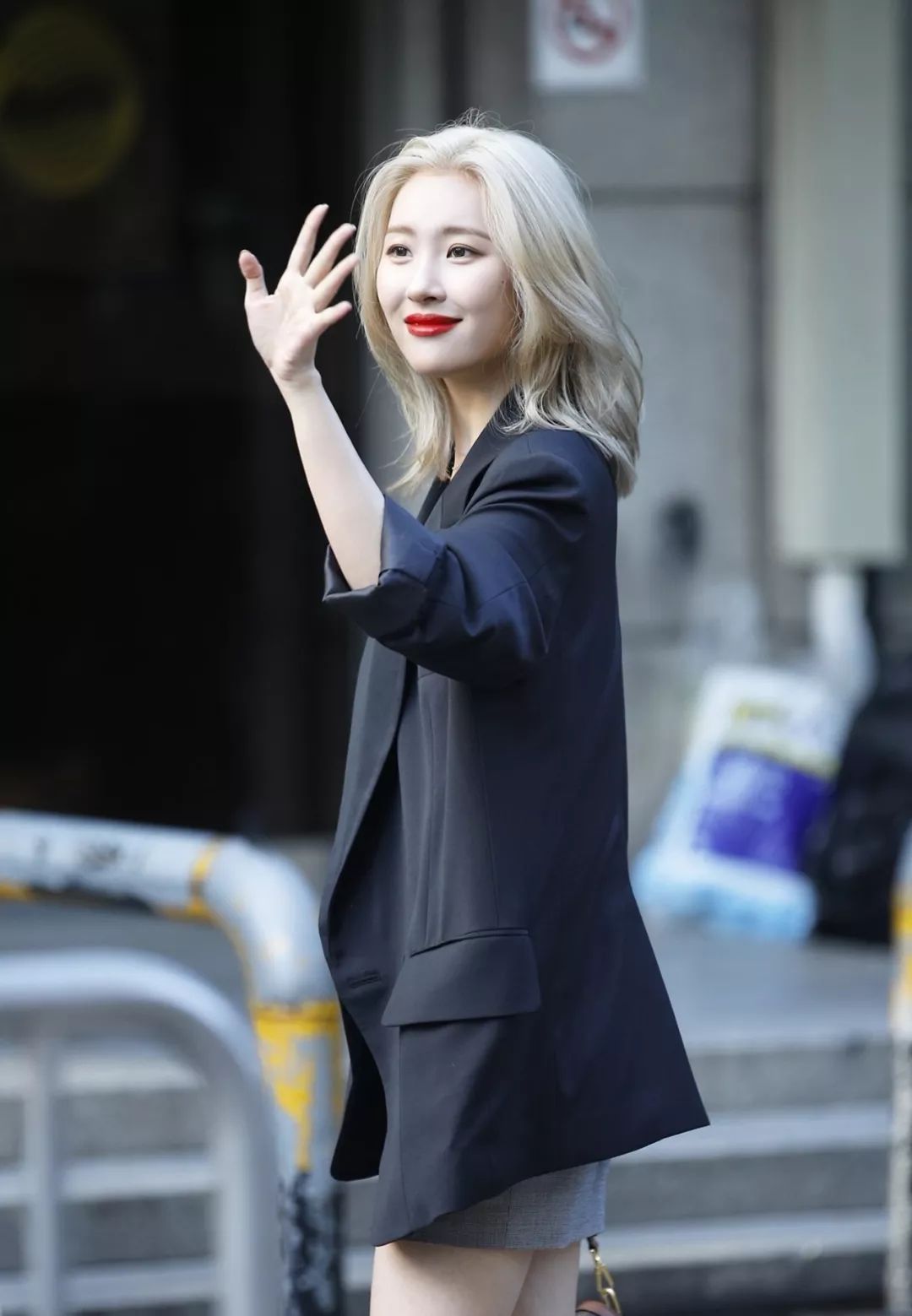 宣美私服穿搭美照:黑色西装搭配机车短靴,这身材没谁了!