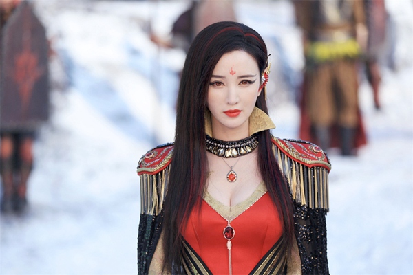 她被誉为"最美虞姬",大红时低调嫁给富豪,如今变脸认不出