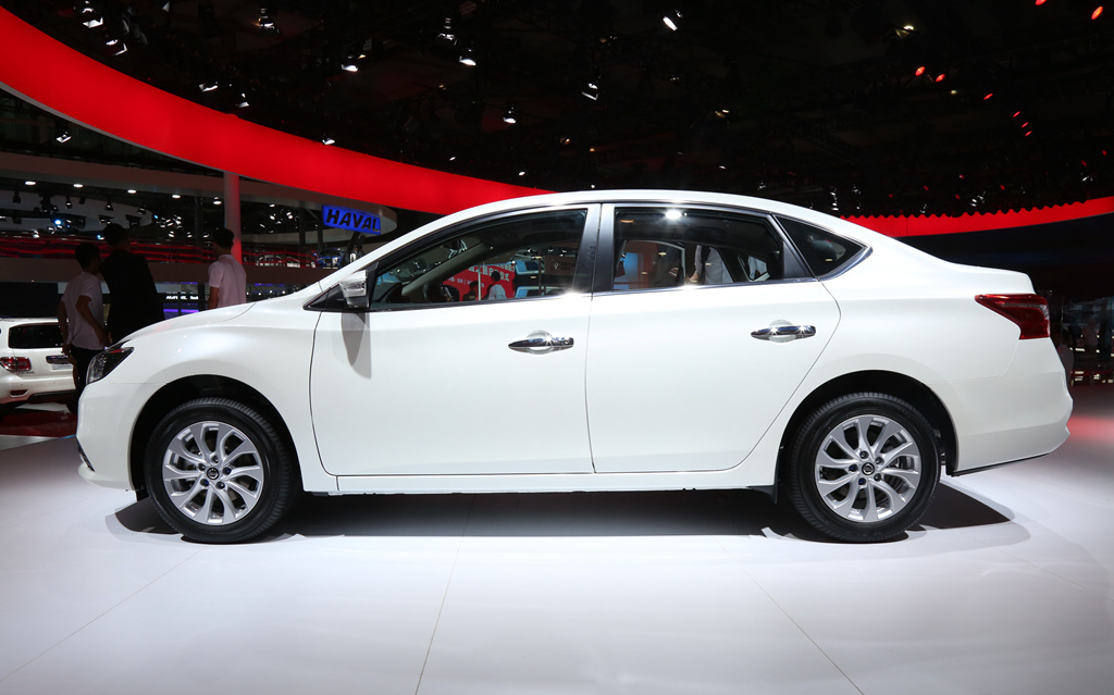这款车的侧面外观年轻,有活力,造型优美