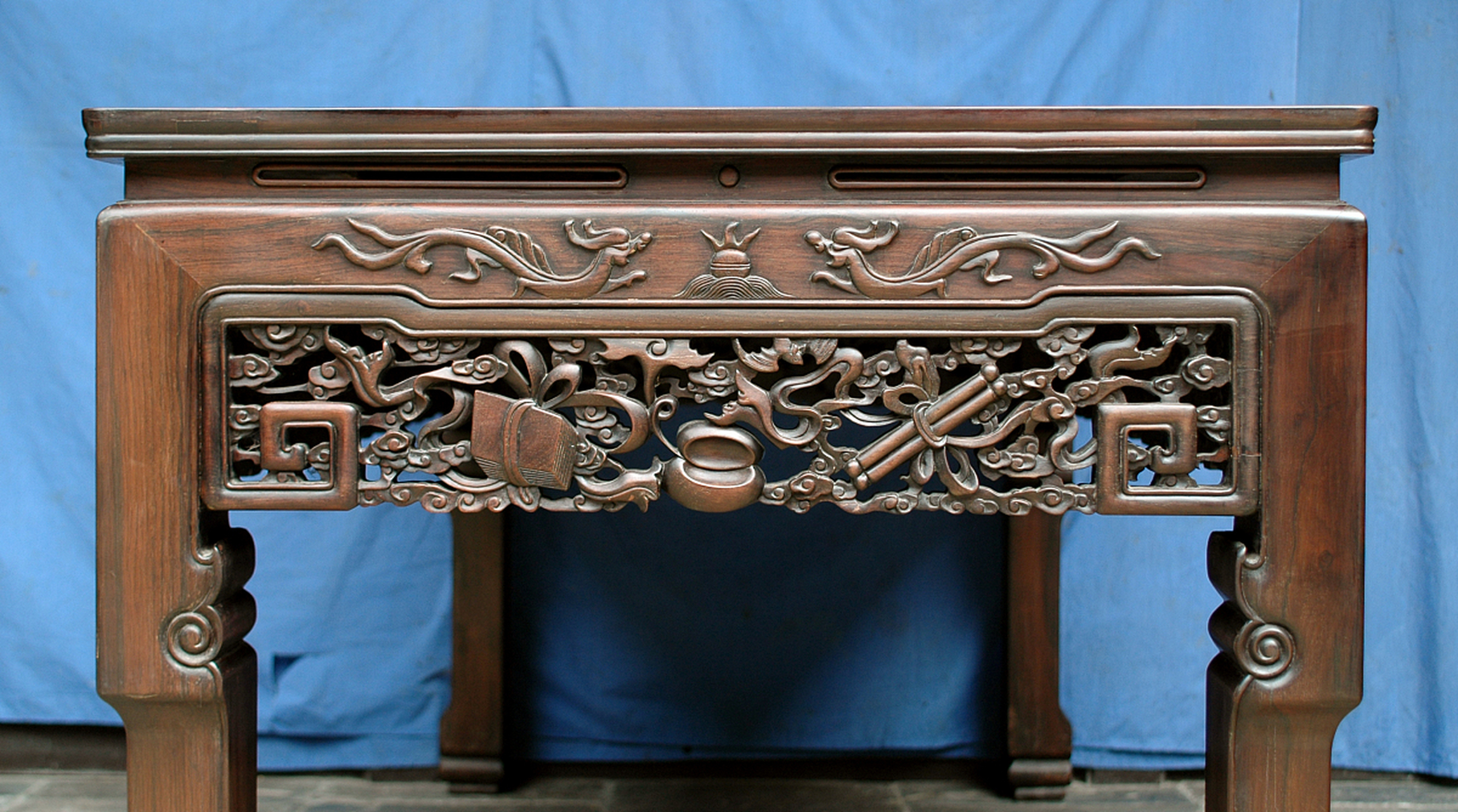 模特踩潮汕祠堂八仙桌拍照引争议#  祠堂八仙桌代表着中国传统文化中