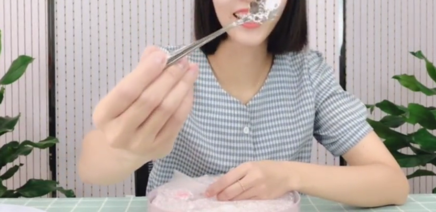 吃货主播试吃日本樱花果冻,一盒售价70块,你觉得值不值 吃货主播试吃日本樱花果冻,一盒售价70块,你觉得值不值