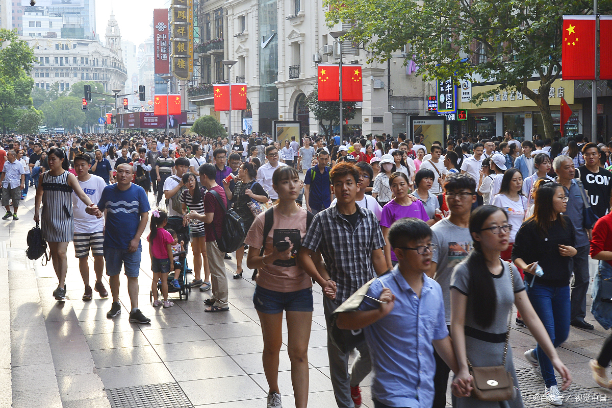 街道人群来往图片图片