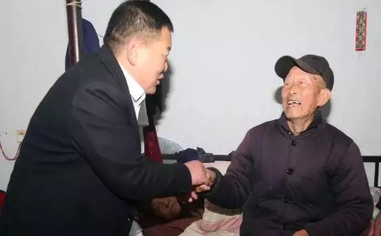 长葛市爱心传递协会在乔黄村为老人们举行"孝道大餐"活动