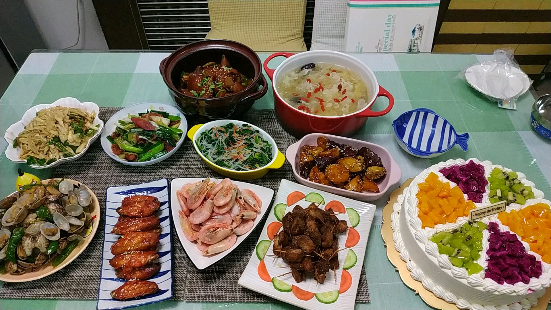 今天过生日,给自己做10个喜欢吃的菜,一家人聚在一起真热闹