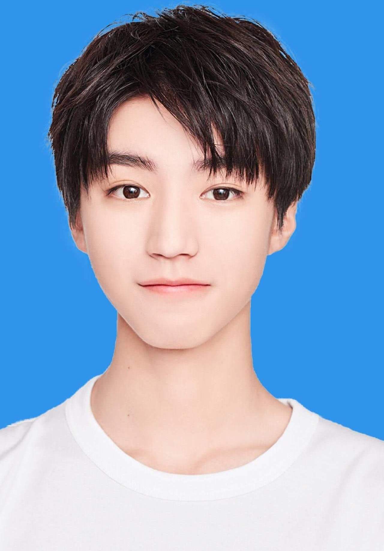 罗云熙的证件照忍了,王源的证件照也忍了,他的证件照直接惊艳