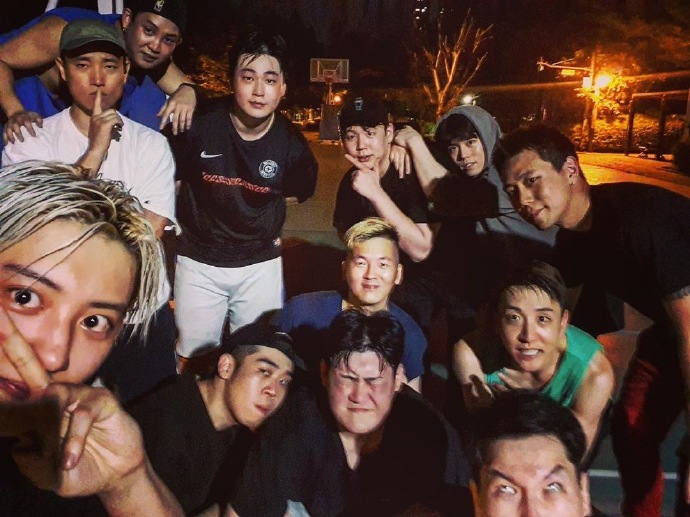 征服篮球的热情不会轻易熄灭,灿烈凌晨三点还奋斗在球场