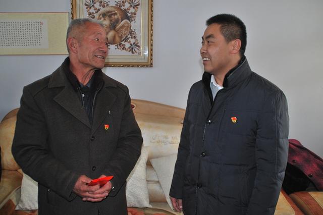 杨会君走访慰问甘沟镇老党员和生活困难党员