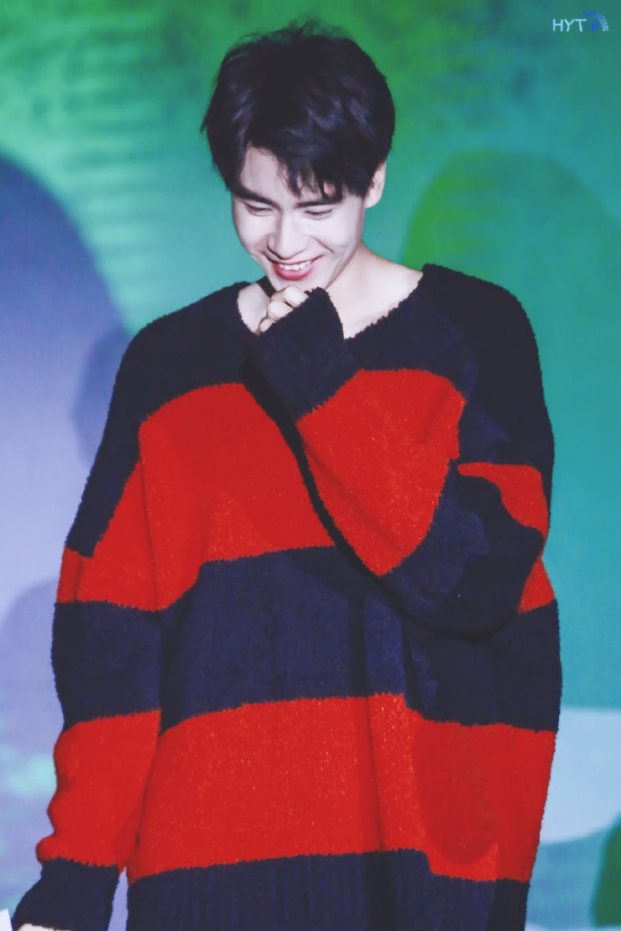 胡一天穿红黑毛衣亮相品牌活动,皮肤白皙帅气十足