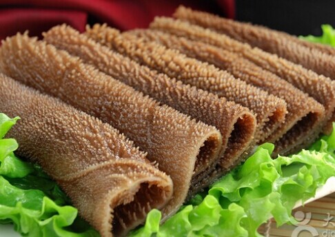 毛肚也称白叶肚,俗称牛百叶,在我们日常生活中是比较常见的一种食品