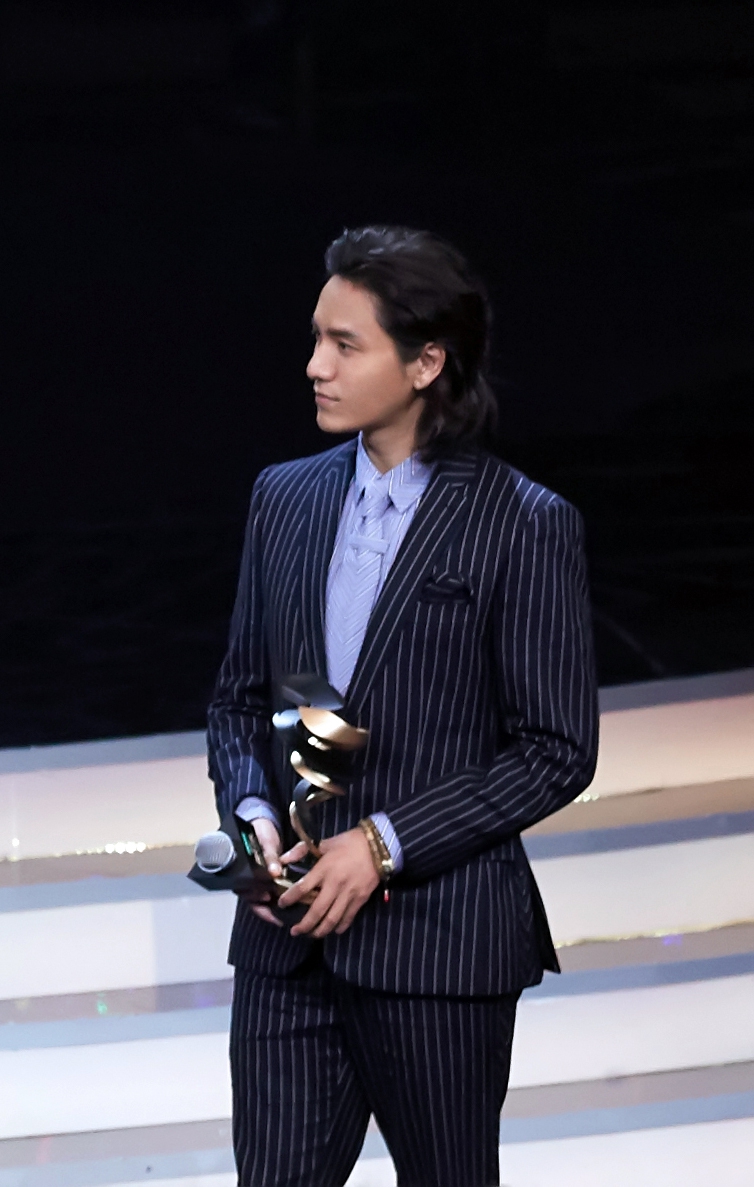 effy:条纹西装穿不好真的暴露身材线条缺陷,陈坤的颜抗住了;jeremy