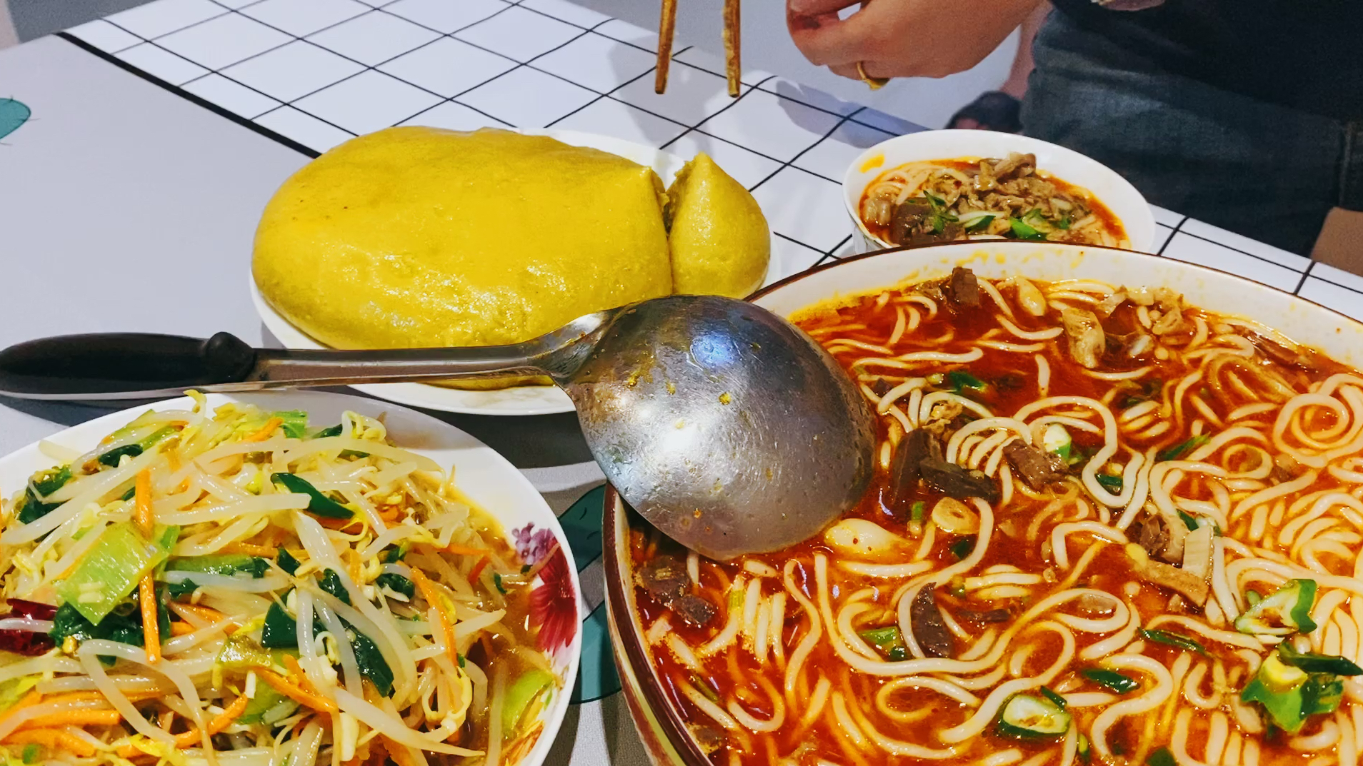 山西大同特色美食“羊杂”,配上黄糕,香味浓郁,吃爽了