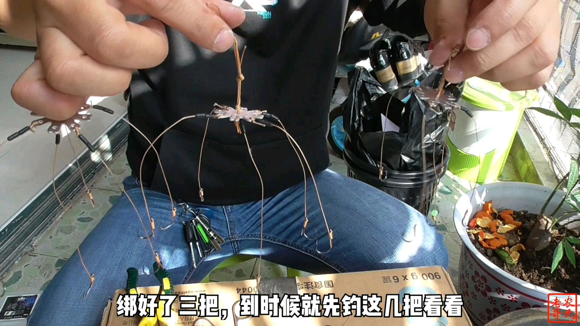牛人自己动手绑制钓鲢鳙的专用钩,配合鲢鳙方块饵使用,利器呀